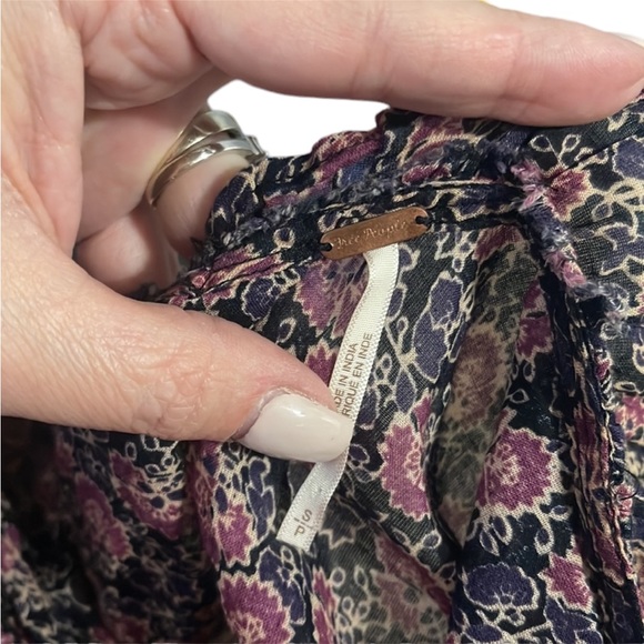 Free People sleeveless dress. Floral print on black. Size S. Stretchy skirt. - Picture 7 of 9